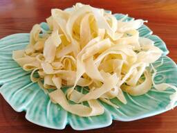 Купить сушеный кальмар стружкой со специями и кунжутом. Поставка в Грузию