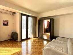 От собственника - Продаётся в Ваке, на улице Кипшидзе, 1,5-комнатная квартира нестандартно