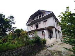 Продается дом в Махинджаури площадью 347 кв. м вместе с участком земли.