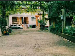 Два дома и постройка с видом на море и горы