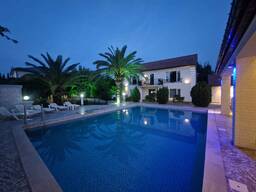 Продаётся современный комплекс, включающий двухэтажную виллу и три коттеджа