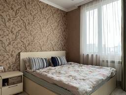 Продаются апартаменты 42,7 м2, планировка 1 1 с балконом 4 м2 и видом на море.