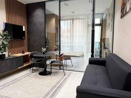 Комфортная новая студия с газом с зонированной спальней у моря